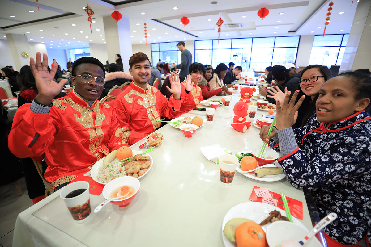 写一份非常详细的学校共享食堂的商业计划书摘要