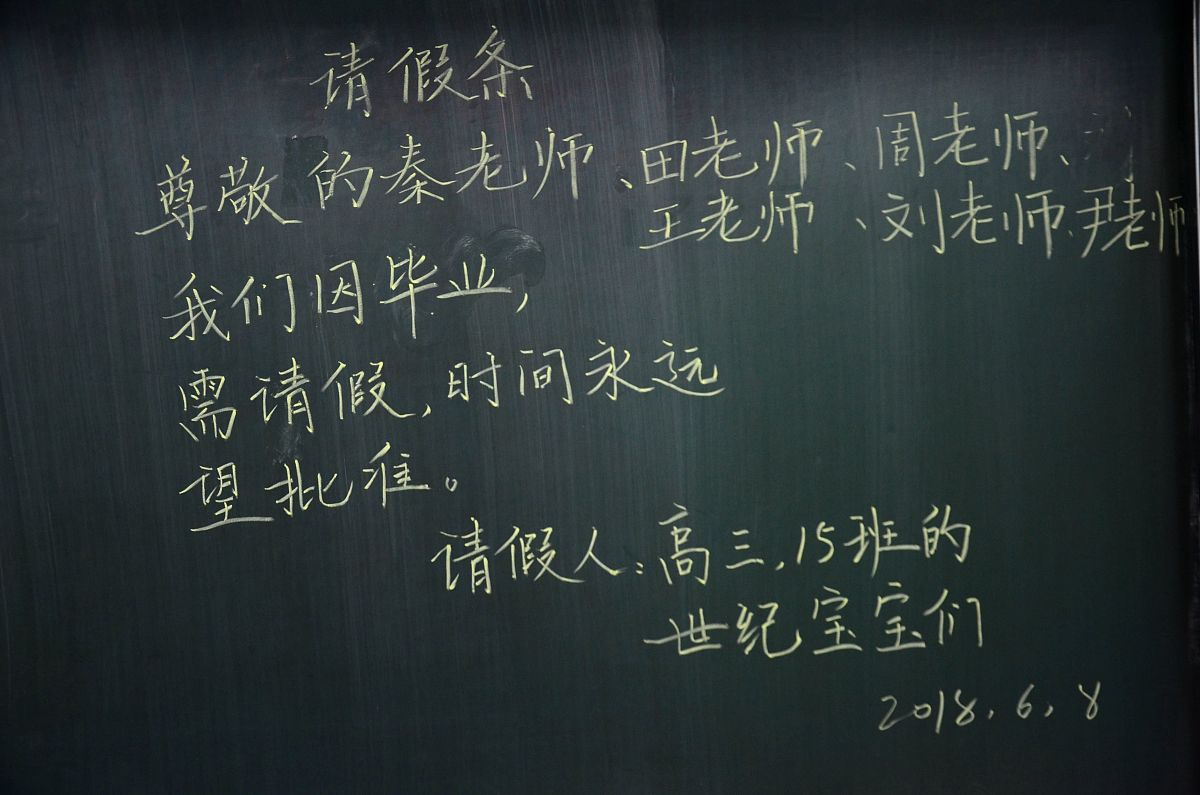 写个班会汇报班会主要内容：①加强意识形态安全宣讲。参考《高校意识形态领域三重任务自查清单》让同学们知晓并自查如有问题请及时告知我；②疫情防控工作。近期人员流动频繁防范传染病建议同学公共场合佩戴口罩旅途和活动中特别注意个人卫生目前学校对于疫情检测采取自愿原则但检测阳性必须隔离；主题班会上播放《养成良好的生活方式和卫生习惯》PPT；③保密教育微视频。httpsrecustceducnshareb79e