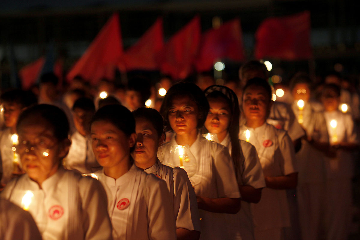 2012年3月7日,泰国巴吞他尼府,数千名僧侣坐在灯烛旁诵经,庆祝万佛节.