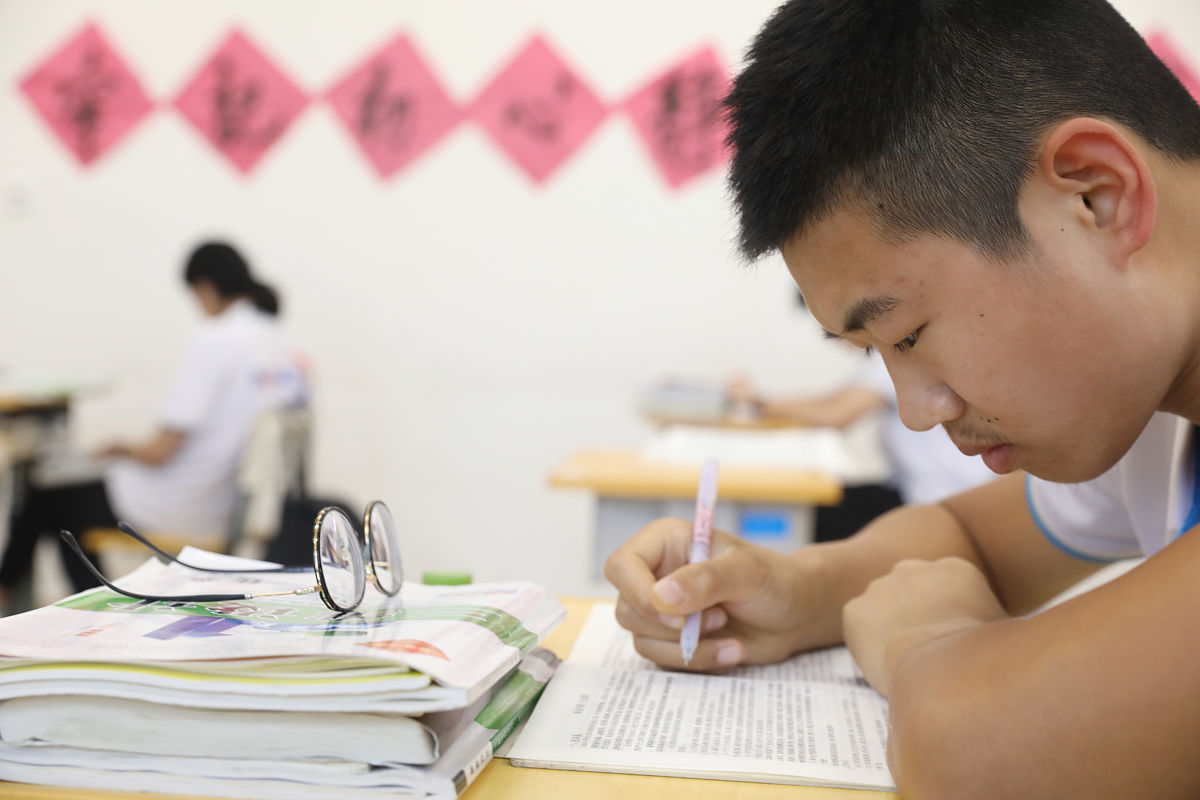 2020年6月9日,青岛,高三学生正在备战冲刺高考.