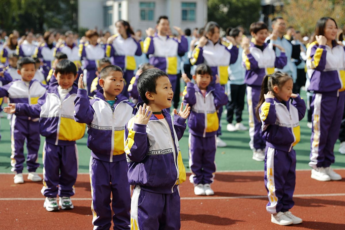 2020年10月30日,浙江省湖州市长兴县第一小学的家长和孩子一起做"亲子