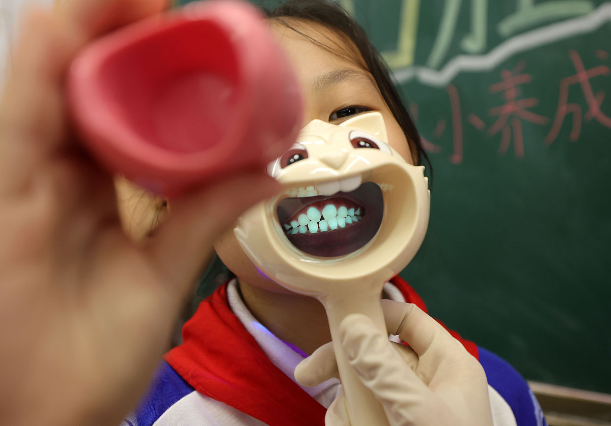 详细分析以下内容并说明你的看法和建议：中学生李某有一点儿龅牙被个别同学调侃后她的心里非常难受每次出门都会戴上口罩。其实班里不少女生都羡慕她：眼睛大笑起来像月牙一样可爱身材高挑穿裙子特别好看。