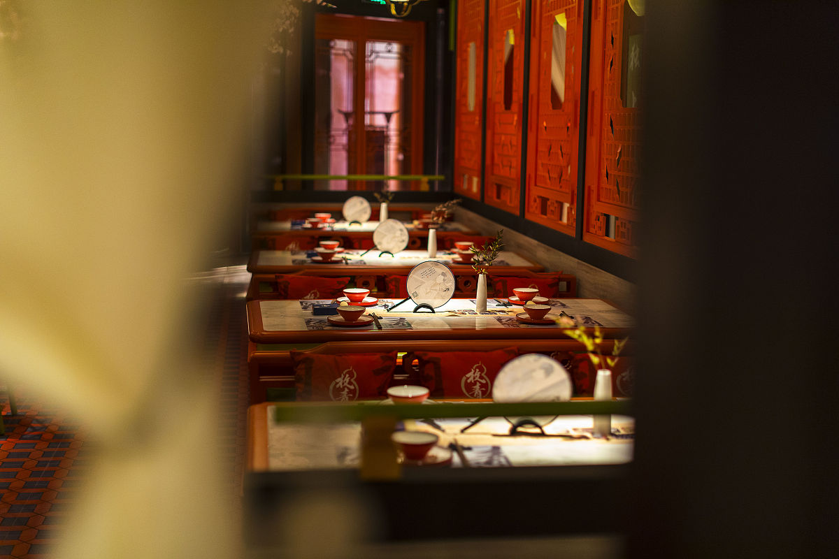 请写几个传统中餐厅的经营40年短文