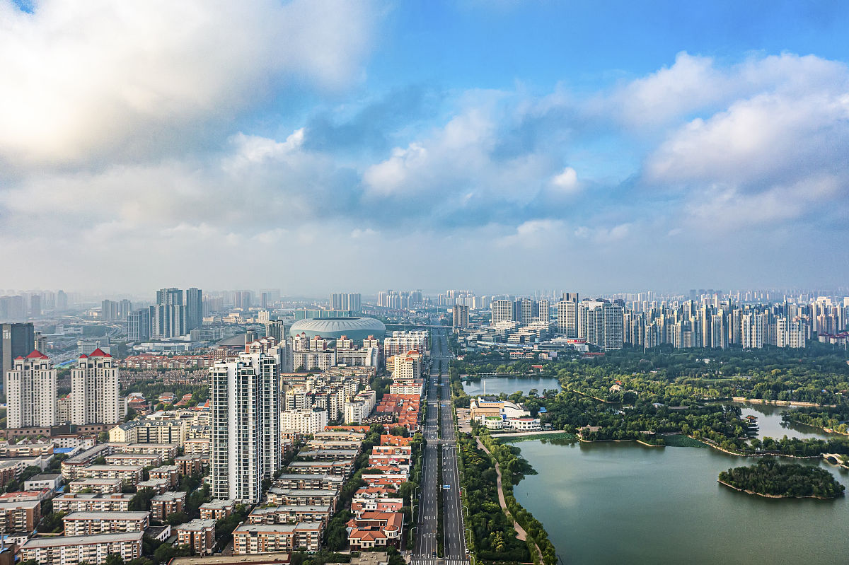 2020年8月7日,天津迎来平流雾,云雾中的奥体中心如同处于仙境,蔚为壮
