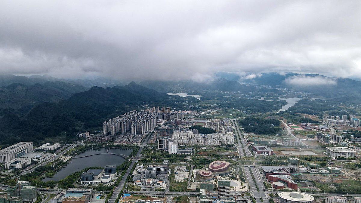 2021年8月15日,贵州省遵义市新蒲新区云雾缭绕,城市在云雾中时隐时现,