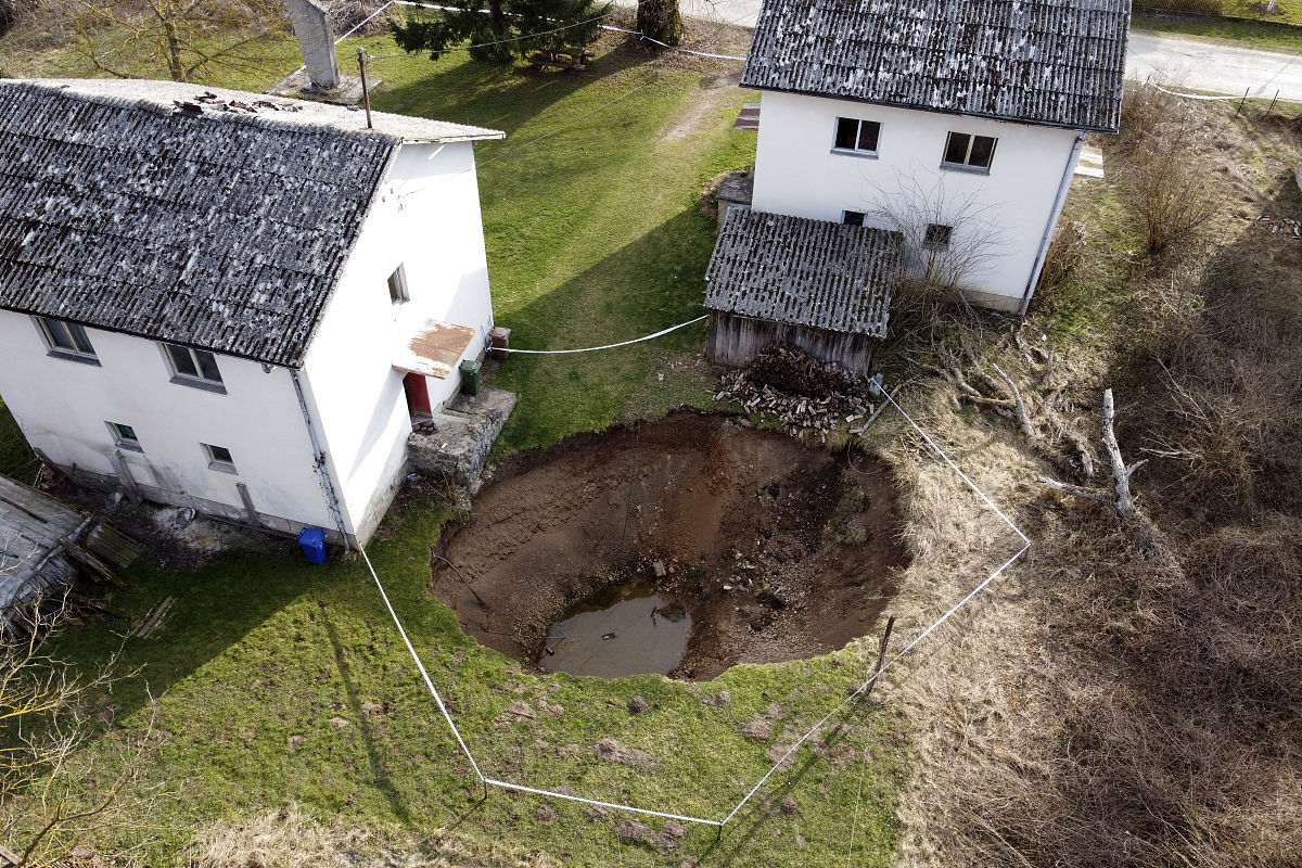 th<strong>i</strong>s aerial photo shows a sinkhole in the village of mececani
