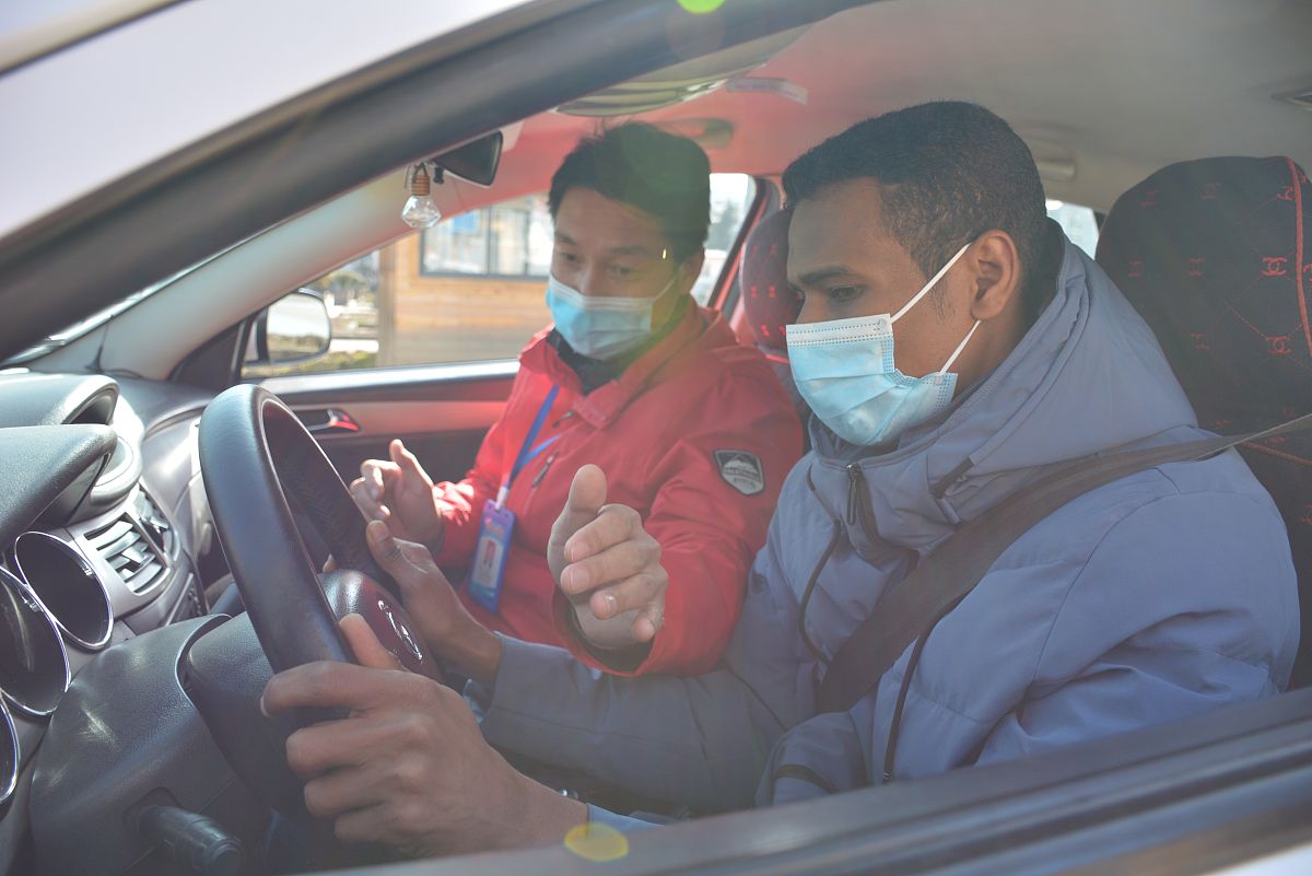 写20段关于驾校的宣传语不能含有驾校突出两人一车优势