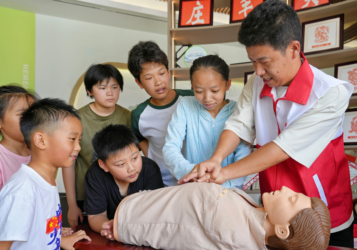 1、请结合当前实际精心选择有关人物突出时代主题以问题为导向运用有效方法进行采访撰写一篇规范的人物专访提纲和文章。2、提纲内容包括采访目的、对象与主题、时间、地点、方法、5到10个具体问题。正文字数1500字左右。