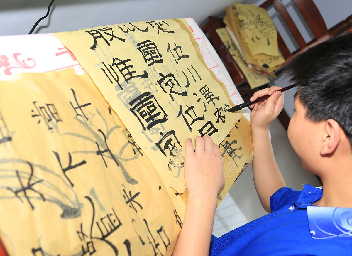 2019年7月12日,河南洛阳,刘恩峰在练习书法.