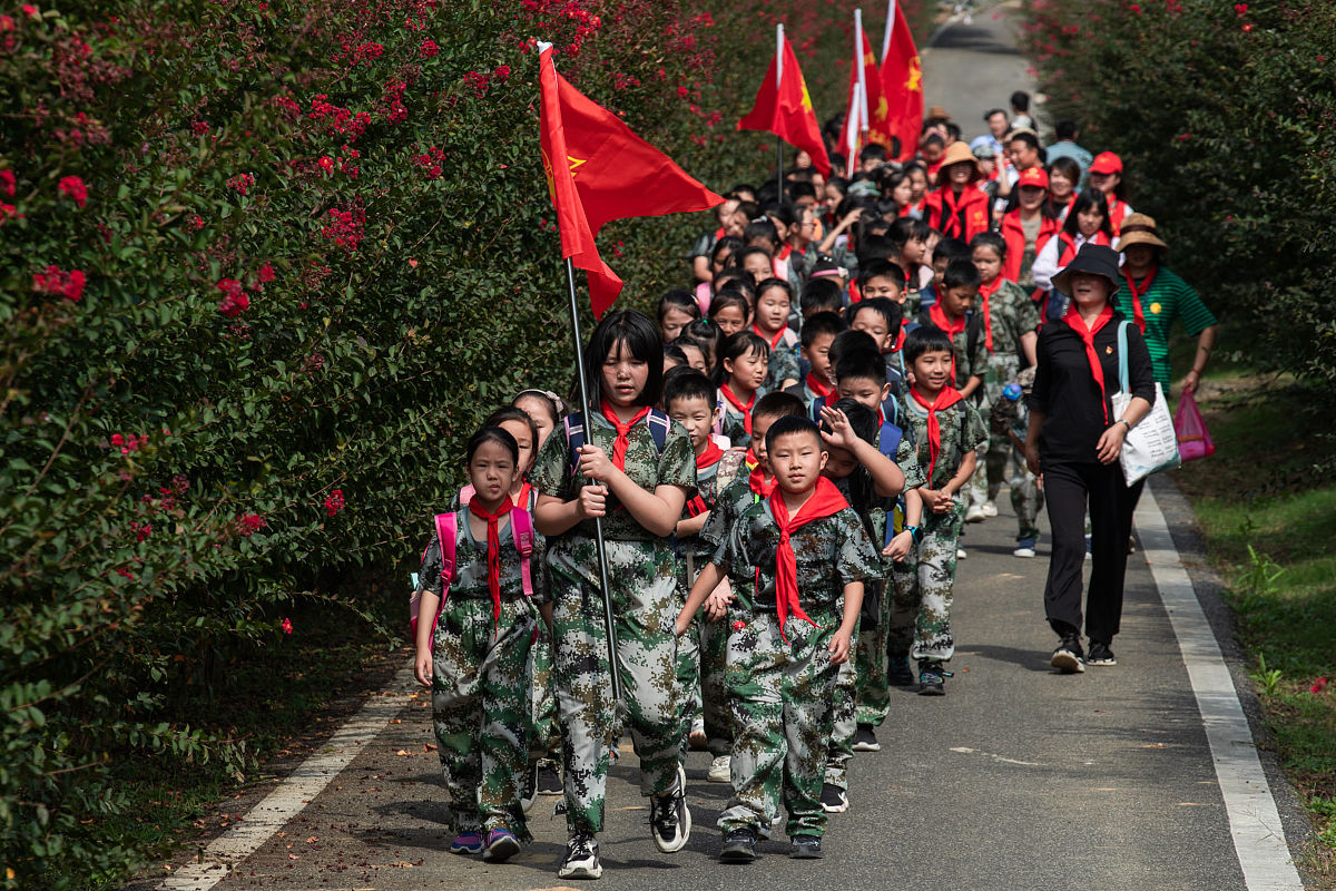 地点：峨眉山 对象：中小学生 书写一份为期5天的研学夏令营策划书 要求：有趣、实施性强、安排合理
