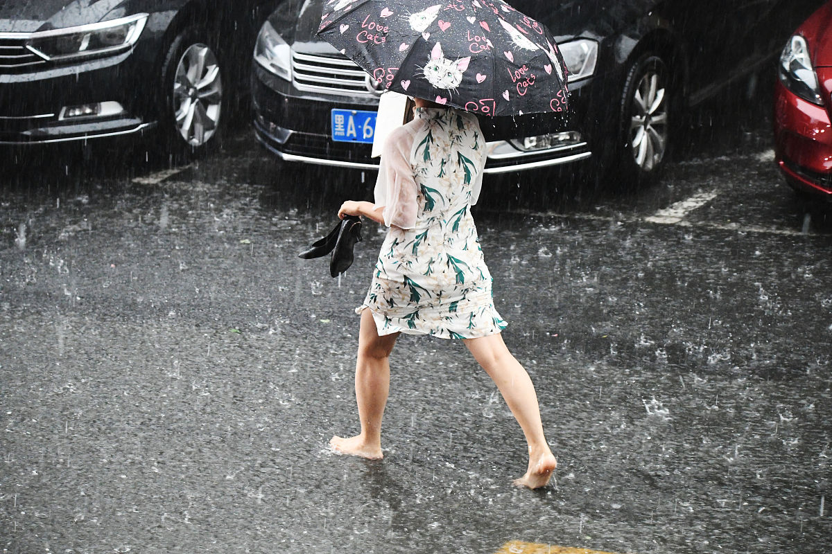 2020年7月22日,哈尔滨下午迎来阵雨,刚开始下的时候还有冰雹,阵雨下的