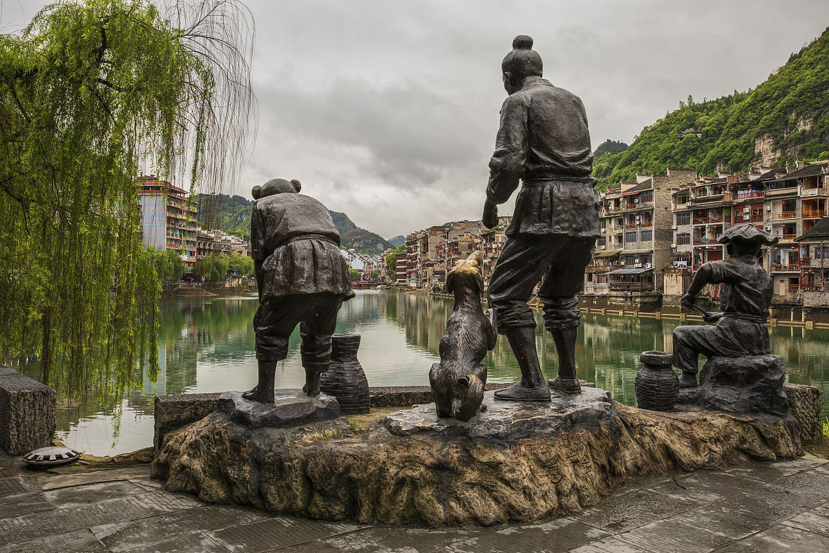 2021年4月24日,贵州黔东南,镇远古镇,古人生活塑像.