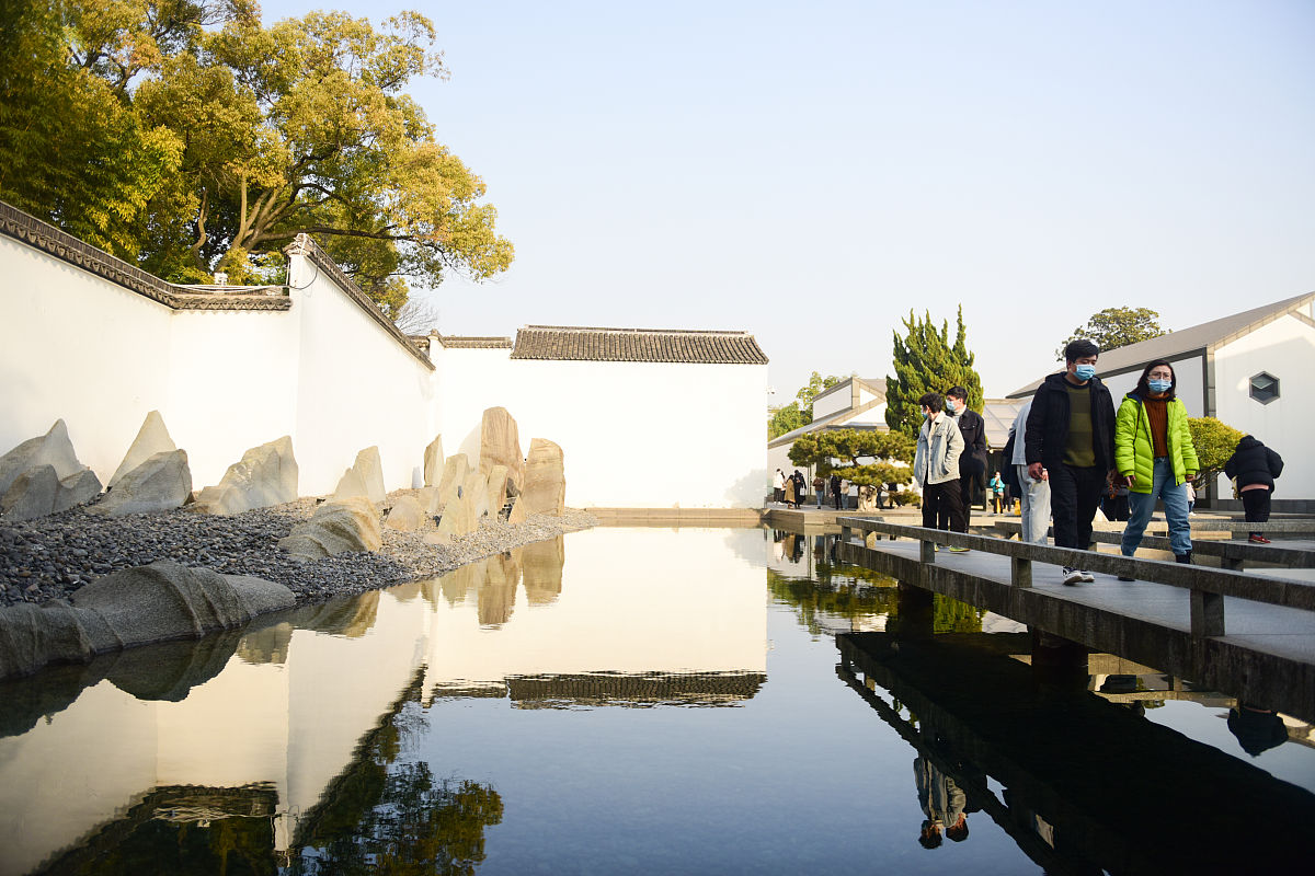 2021年1月17日,江苏苏州,苏州博物馆,游客利用周末时光前来观展,赏文