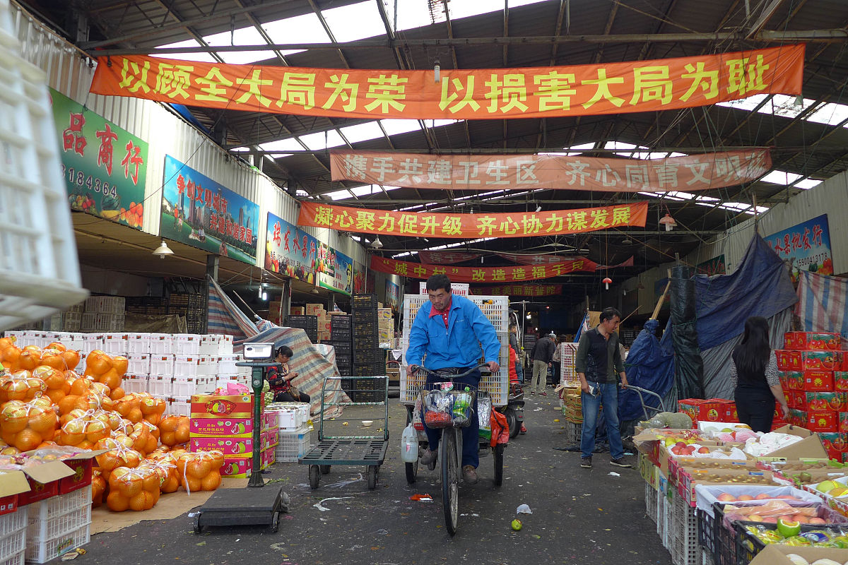 2015年10月20日,上海,曹杨路水果市场将于10月31日前全部关闭,市场里