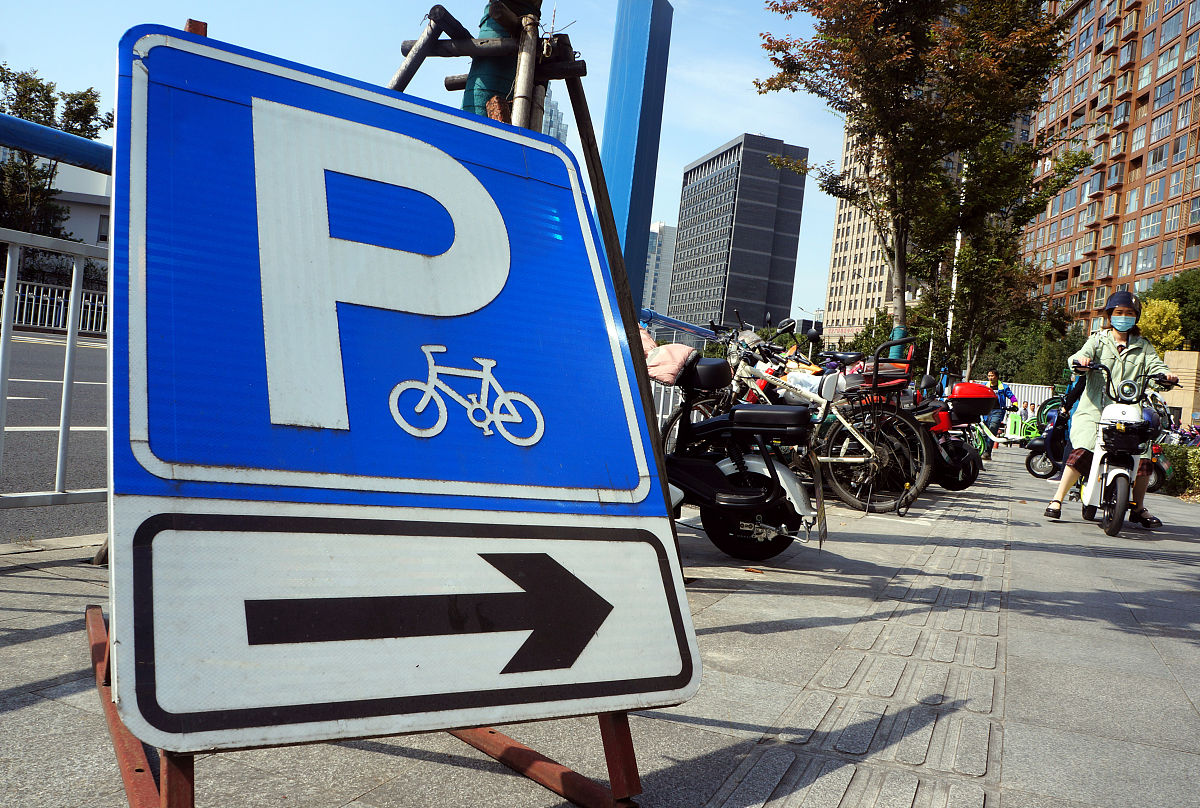 文章以城市交通现状为背景针对外卖骑手、游客和上班族等不同的非机动车用户人群设计了骑行道路规划程序方案并制定了一些面向公共去推广的措施请问如何从政策的角度来帮助这个程序的推广以及如何借助这个程序解决非机动车人群闯入机动车道行驶的现象带来的一系列问题。请将问题的答案总结成三点结论