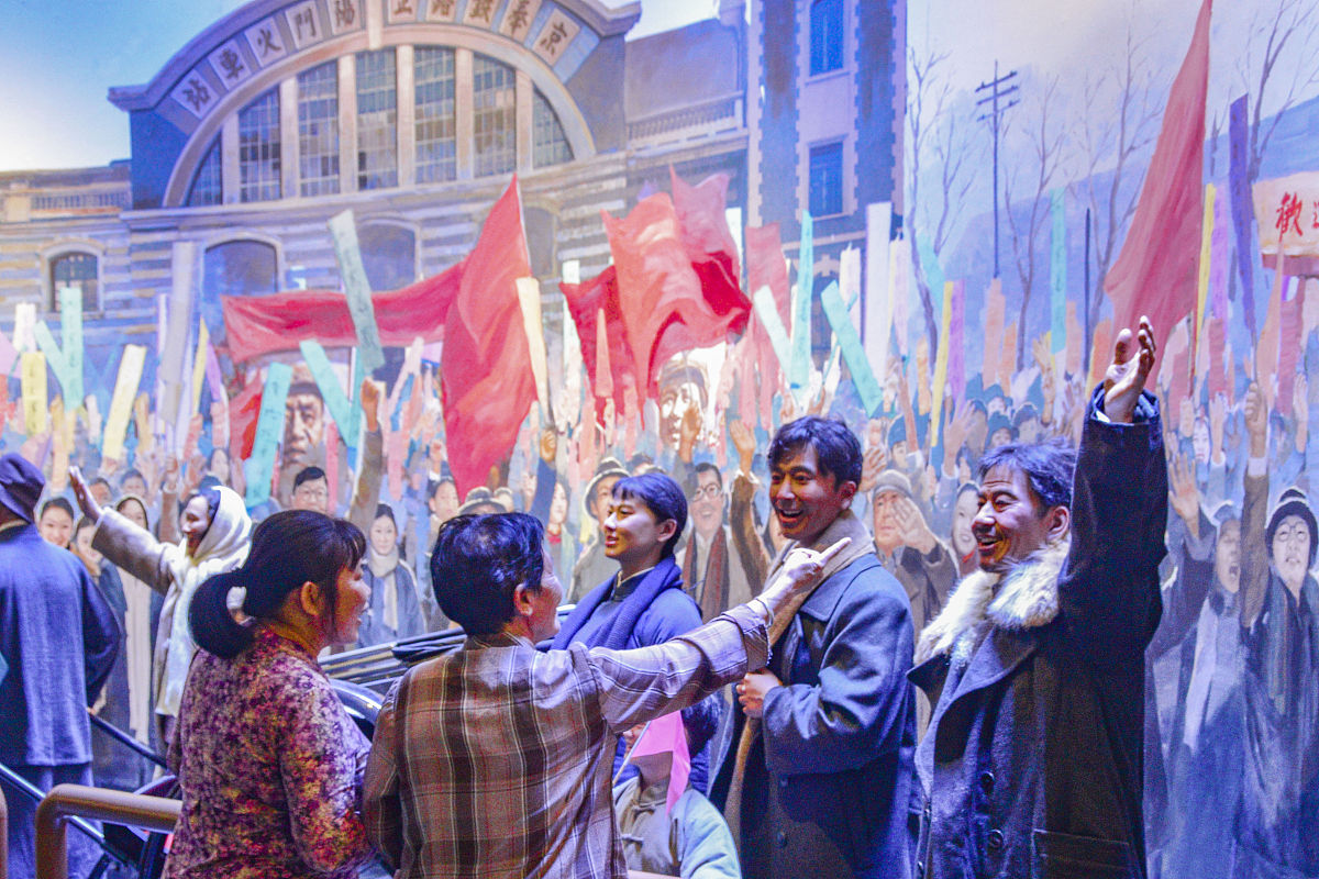 英雄和人民群众共同创造历史这个观点的实质是