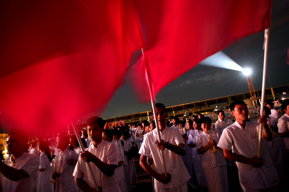 2012年3月7日,泰国巴吞他尼府,数千名僧侣坐在灯烛旁诵经,庆祝万佛节.