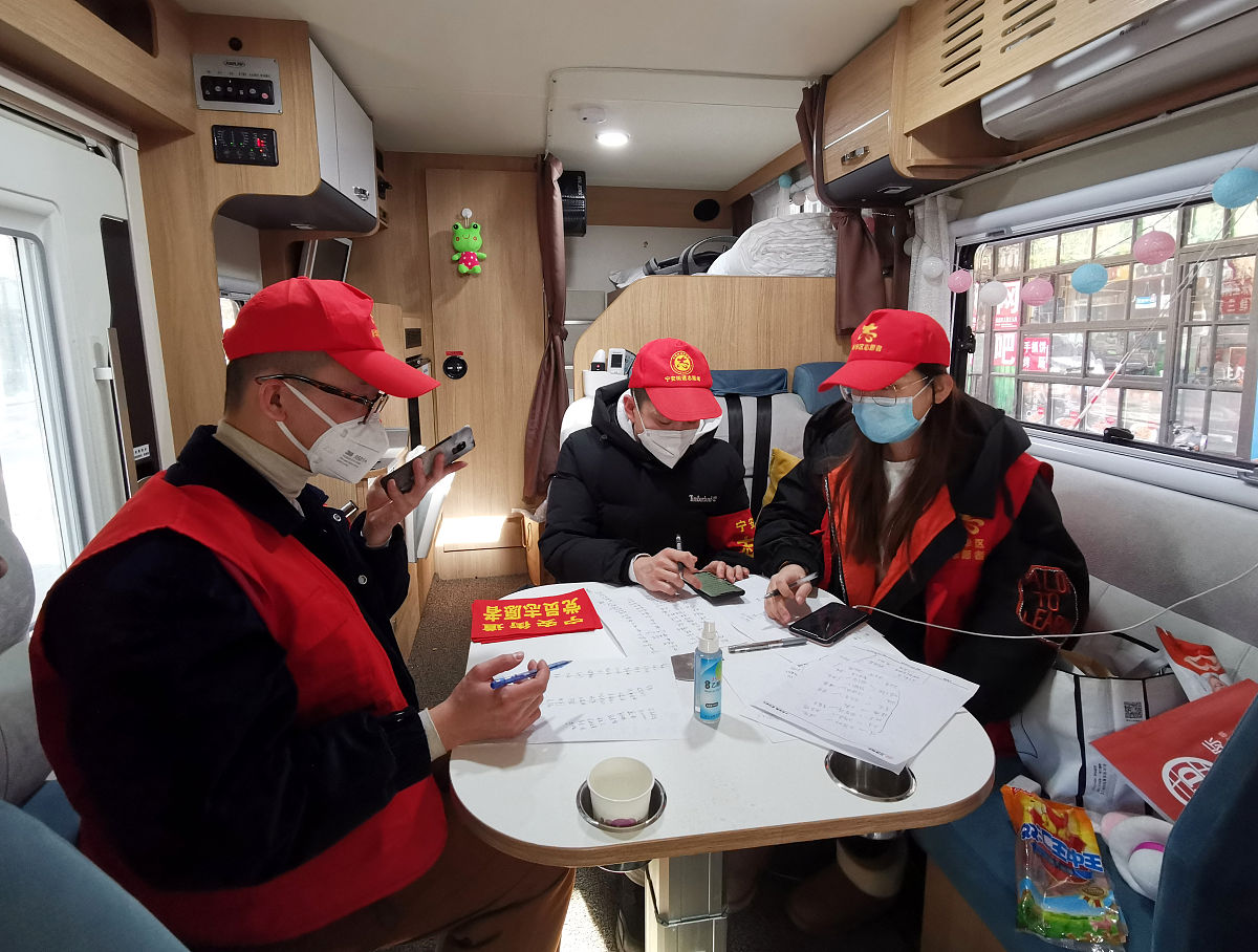 从硬件设施的角度论述志愿者之间交流互动不足的原因并结合具体事例说明不少于2000字