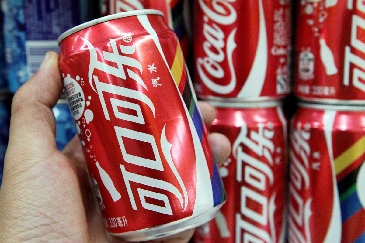 请设计一个调查问卷用以统计人们更喜欢百事可乐还是可口可乐至少包括4个问题。