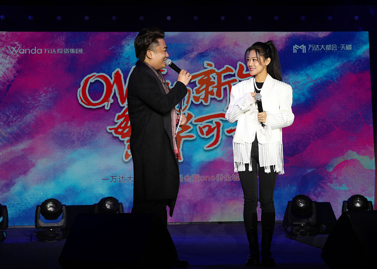 2020年11月21日晚,湖北,爆红歌曲《少年》原唱美女唱作歌手梦然空降湖