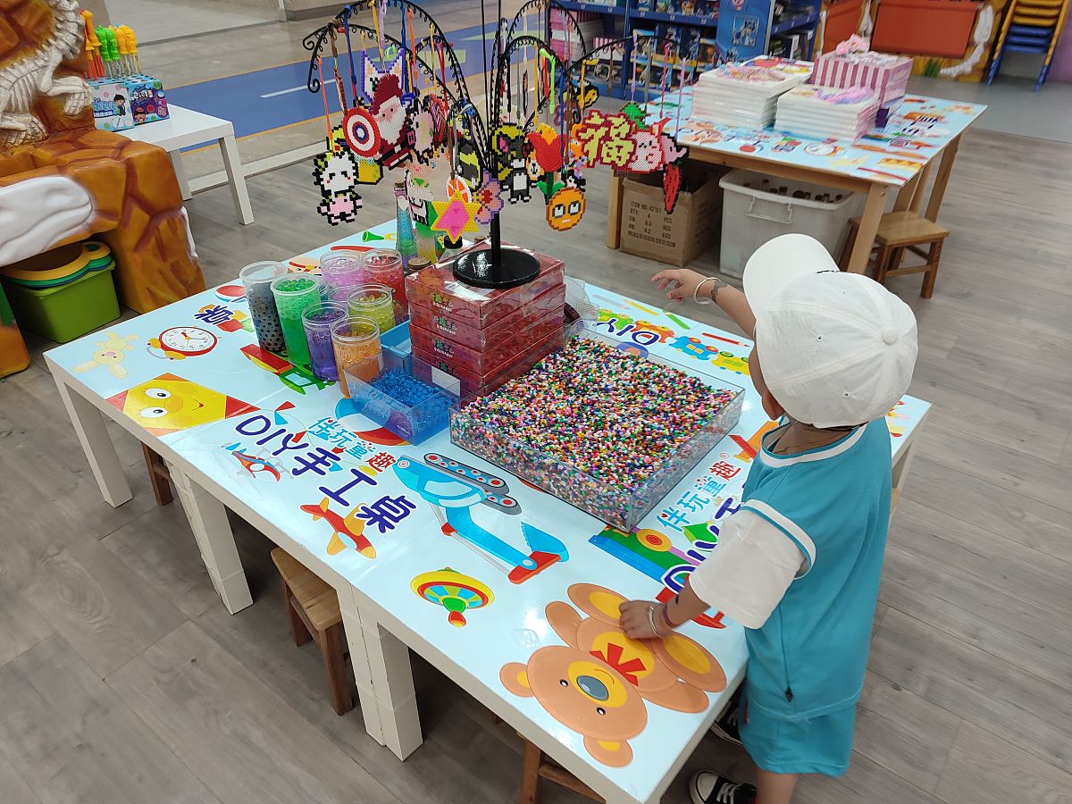 儿童游戏观察记录：从“小凳子”到“长火车”的奇妙建构之旅