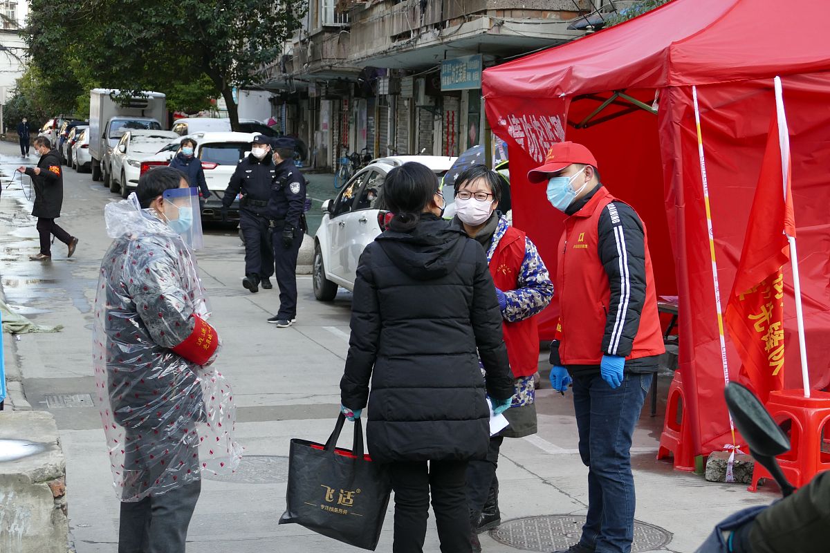 藁城市老百姓有困难怎么联系媒体曝光？要求：写一篇1000字左右的文章不能出现电话。