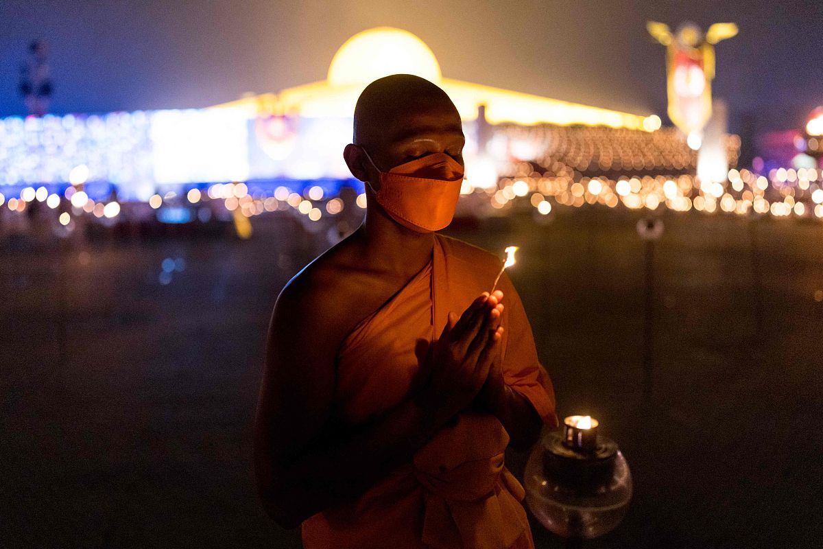 当地时间2022年2月16日,泰国巴吞他尼府,泰国僧侣在法身寺(wat dhamma
