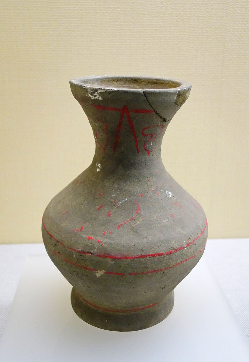 2019年02月15日,朱绘陶壶,西汉,辽阳鹅房31号壁画墓出土,辽宁省辽阳博
