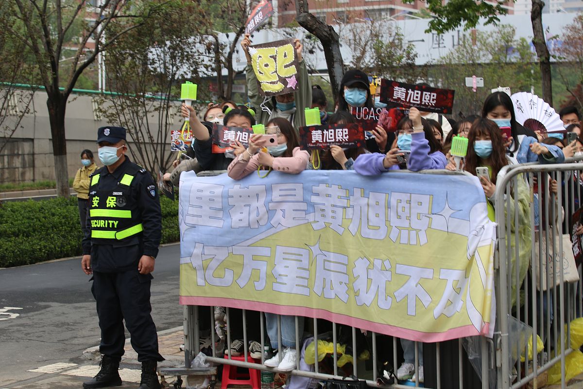 南充老百姓有困难怎么联系南充的媒体曝光？要求写一篇1500到2000字的保姆级维权教程