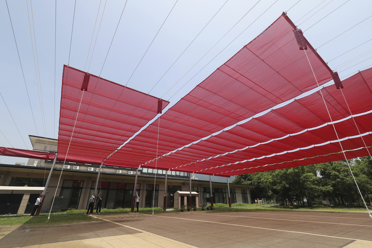 入手智能折叠天幕蓬秒变最美庭院典范地这款伸缩蓬是户外遮阳大神智能技术控制操作简单易学可以有效遮阳隔热挡雨防风它的伸缩功能让您随心所欲地调节遮阳度智能关合后所有配置巧妙隐藏在罩壳内为院落增添一份心意的天幕带你享受生活奔赴美好时光有关庭院花园智能伸缩蓬的文案