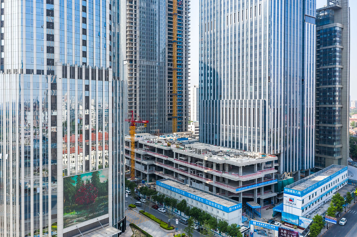 昆明小东地铁站到白云路口哪个出口可以到达翡翠湾商铺现代商务中心从哪个口 不少于250字