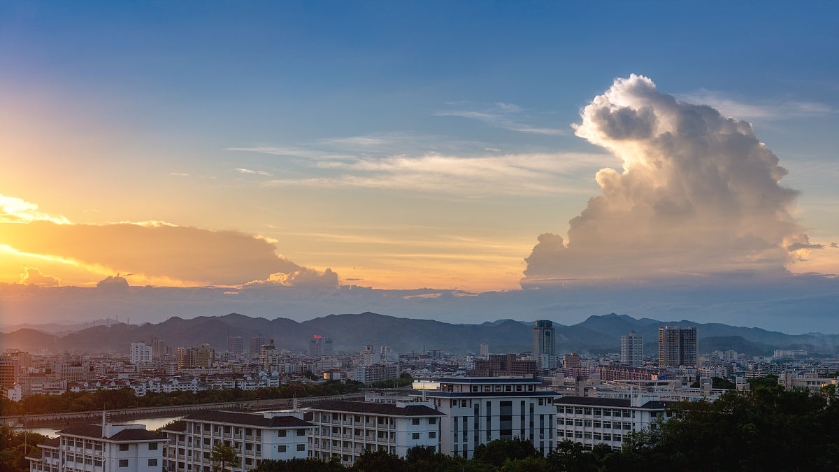 2020年9月17日,广东梅州,千佛塔寺及梅江上空风景.