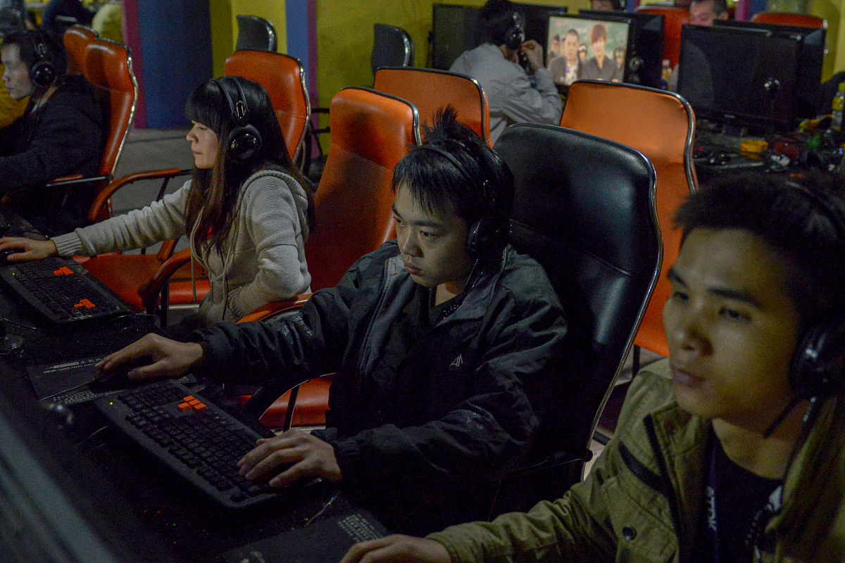 请续写故事小明在网吧上通宵可是他非常的饿但是又没有钱了于是他做了个大胆的决定他来到了厕所看到了一坨新鲜的屎小明笑了