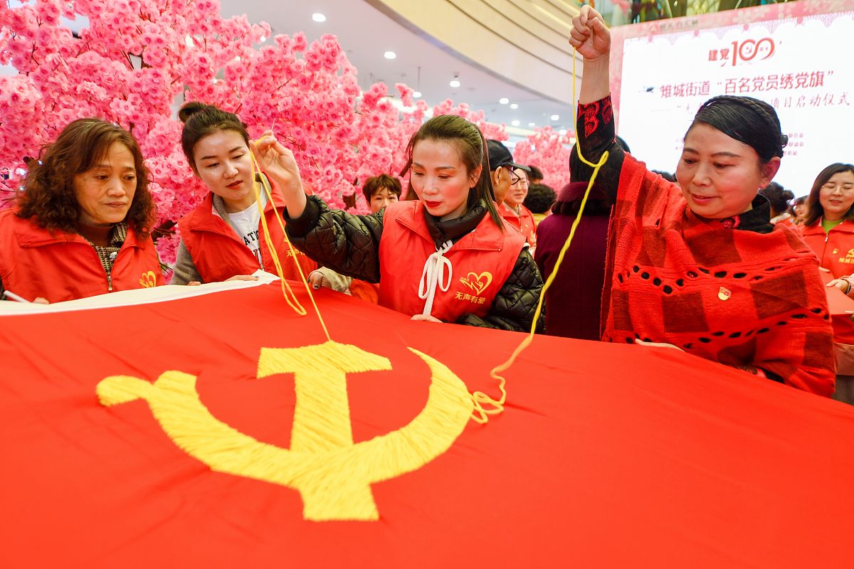 “互联网+”视阈下的大学生红色基因传承教育路径探索论文大纲