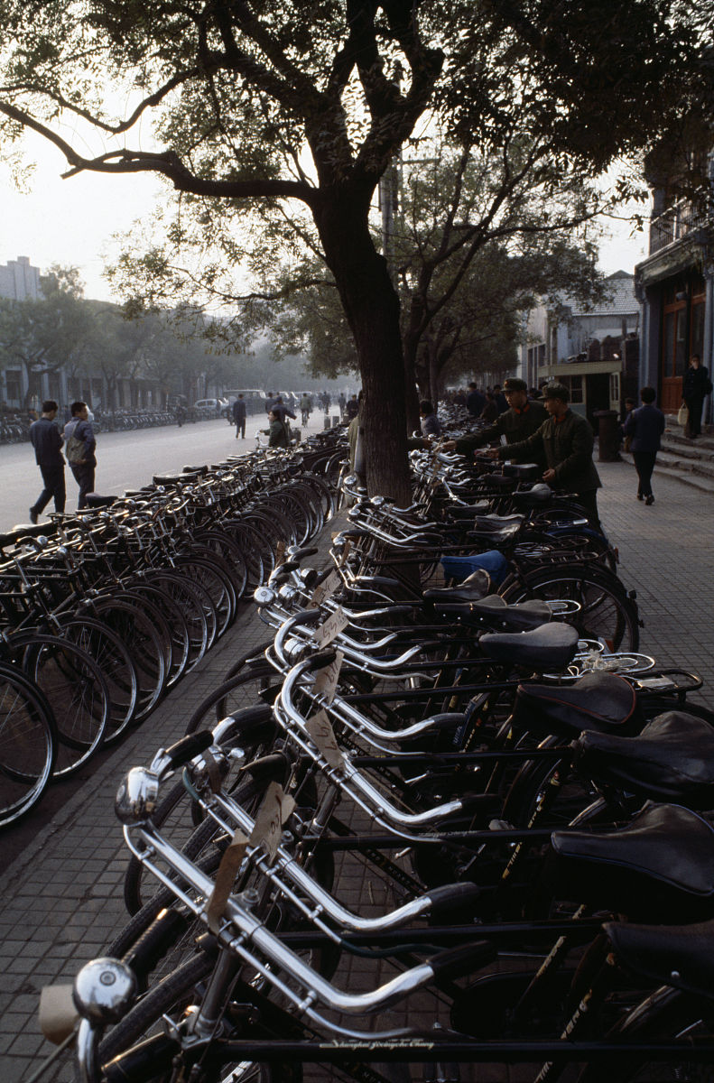20世纪70年代,北京,一条街上的自行车停放处.parking à vélos dans 