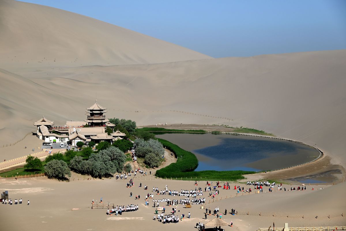 月牙泉：敦煌沙漠中的神奇奇观