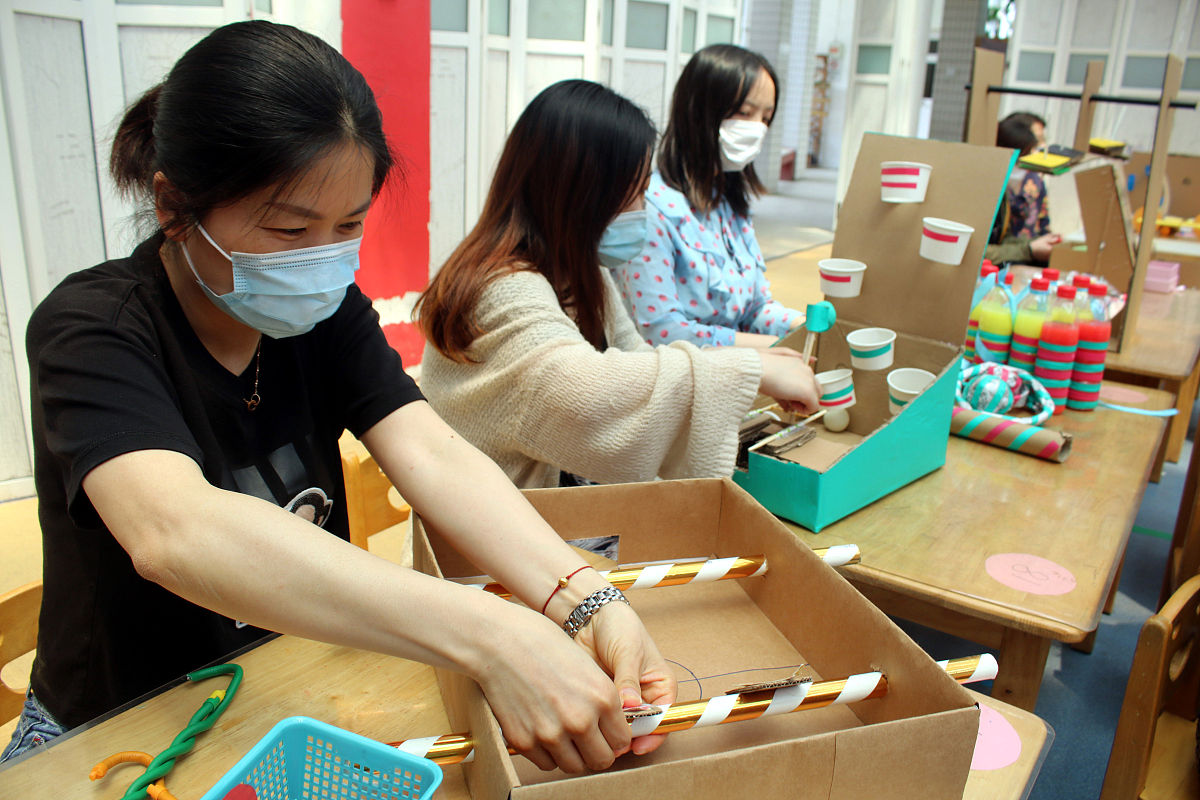 你现在身份一名老师现在要文章参赛参赛文章要求如下:在幼儿园主题活动中让幼儿经历完整的探究过程以创意实践为主突出幼儿在探究过程中遭遇的困境与障碍强调幼儿从失败中获得的新发现和新收获。请根据参赛要求对参赛文章进行若干个题目拟题题目类似于《巧借家庭试验田实施幼儿劳动教育的实践研究》 你现在身份一名老师现在要文章参赛参赛文章要求如下:在幼儿园主题活动中让幼儿经历完整的探究过程以创意实践为主突出幼儿在探究过程中遭遇的困境与障碍强调幼儿从失败中获得的新发现和新收获。请根据参赛要求对参赛文章进行若干个题目拟题题目类似于《巧借家庭试验田实施幼儿劳动教育的实践研究》