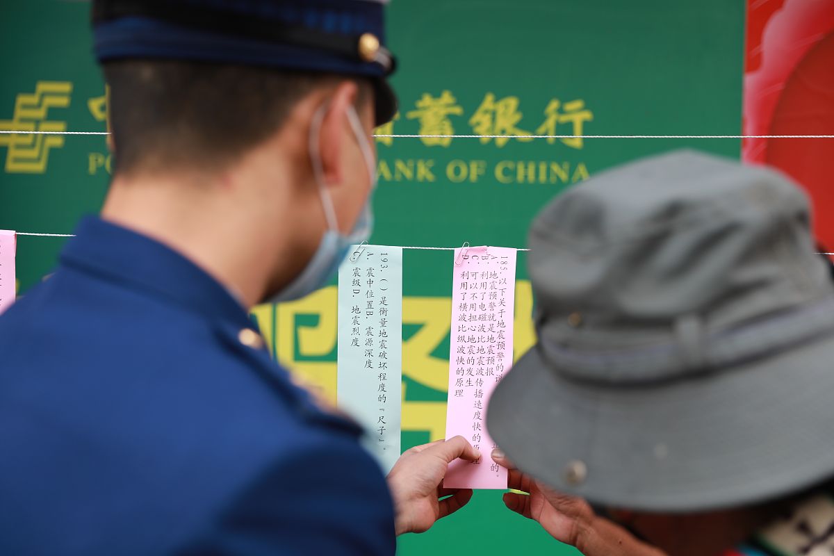 2020年5月12日,中国第12个全国防灾减灾日,四川阿坝州,一名消防员给老