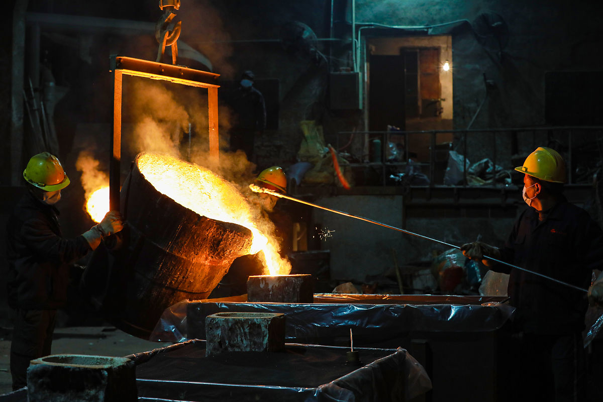 你好您好！有什么可以帮到您呢？铸造技术在制造业中是一项非常重要的技术它是制造业中最古老的技术之一也是最为基础的制造工艺之一。铸造技术的应用范围非常广泛包括机械制造、汽车制造、航空航天、电子、建筑等各个领域。本篇论文将从铸造技术的概念、历史和发展、分类、应用和未来发展等方面对铸造技术在制造业中的地位和应用进行详细分析。 一、铸造技术的概念、历史和发展 铸造技术是利用金属或非金属材料在一定条件下熔化成