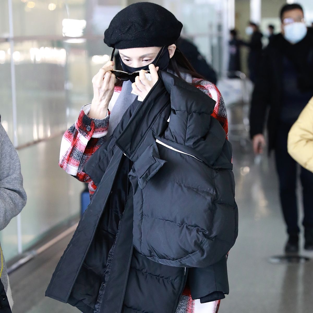 秋冬时尚羽绒外套穿搭：细节展现潮流魅力