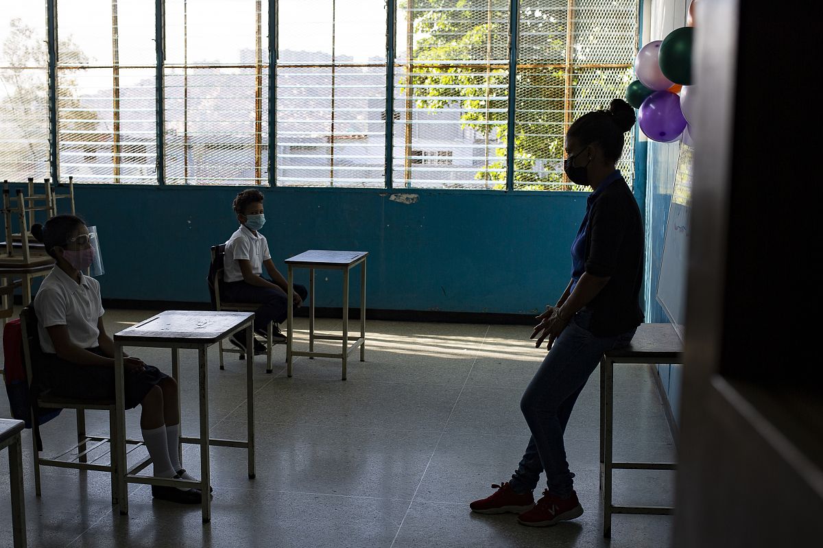 你现在的身份是论文作者请对论文《小学数学课堂即时评价的现状研究——以唐山市路北区A小学为例 》3小学数学课堂即时评价的现状调查及分析