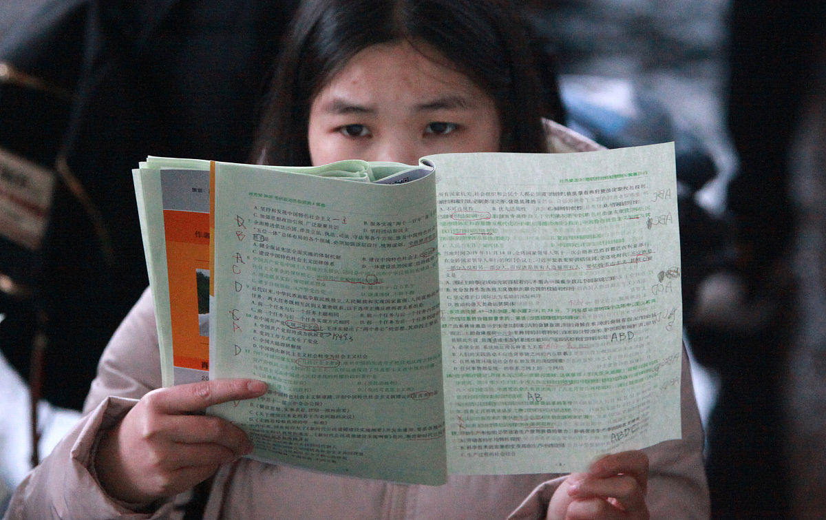 2019年12月21日,江苏扬州,考生在扬州大学考点排队进入考场.