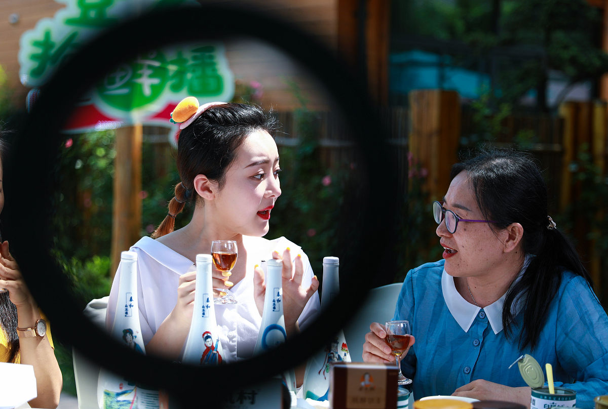 写一份线上直播平台的合作协议1200字抖音、快手