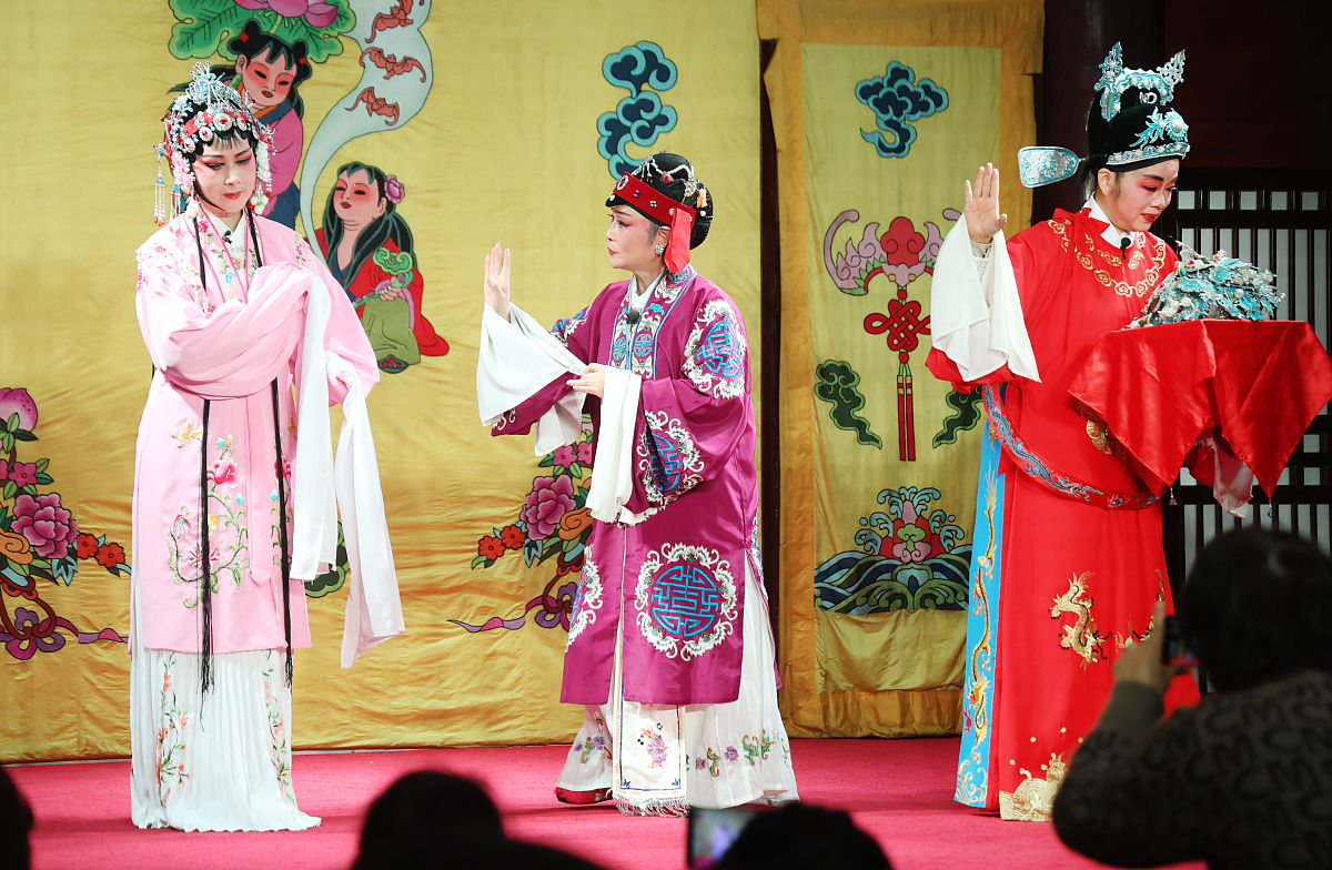 2022年1月1日,江苏省南通市,越剧演员在现场演出.