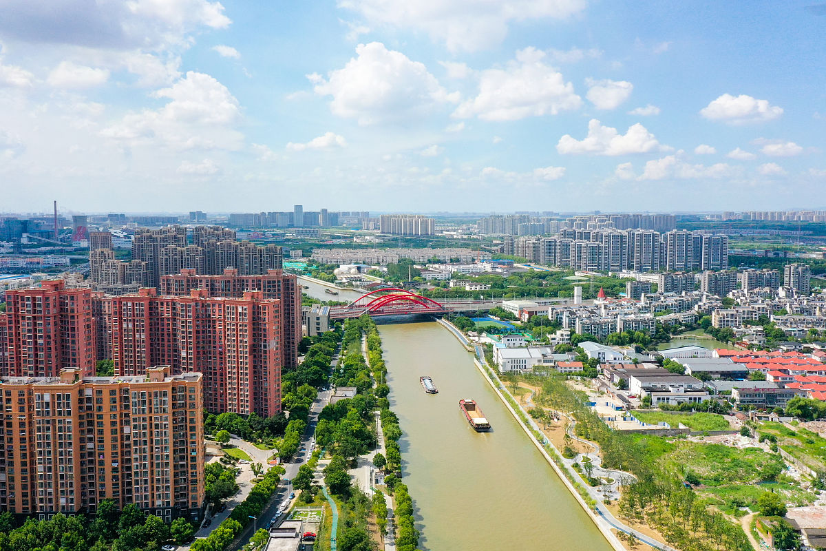 2021年7月21日,江苏苏州,夏日炎炎,天空呈现高颜值"水晶天".