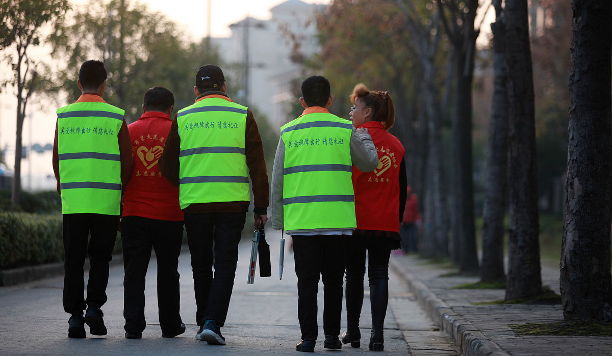 2020年12月3日,在江苏省扬州市竹西路十字路口,盲人穿着视障警示马甲