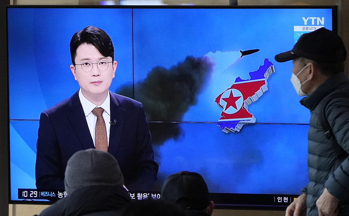 3月5日上午,韩国首尔,民众经过报道朝鲜发射不明飞行物<strong>新闻</strong>的电视屏幕