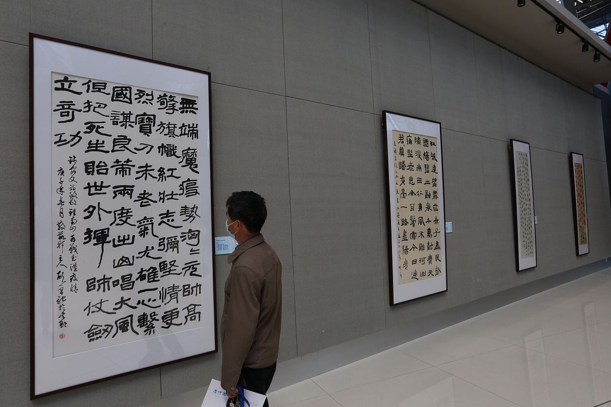 请写一段对我校书法社团的介绍要求修辞丰富不能少于200字
