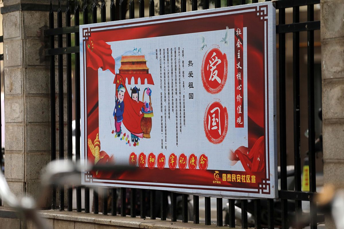 通过要求写一份录制视频的内容：身份是大学生要求弘扬和践行社会主义核心价值观通过软件技术的特点从职业道德方面选择题材需要普及法律需要结合《思想道德与法治》围绕时事热点或者人生感悟或者社会观察等多个方向选择主题