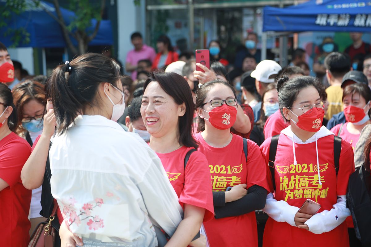 2021年6月7日早7时30分,吉林延边第二高级中学考点,学生步入考场.